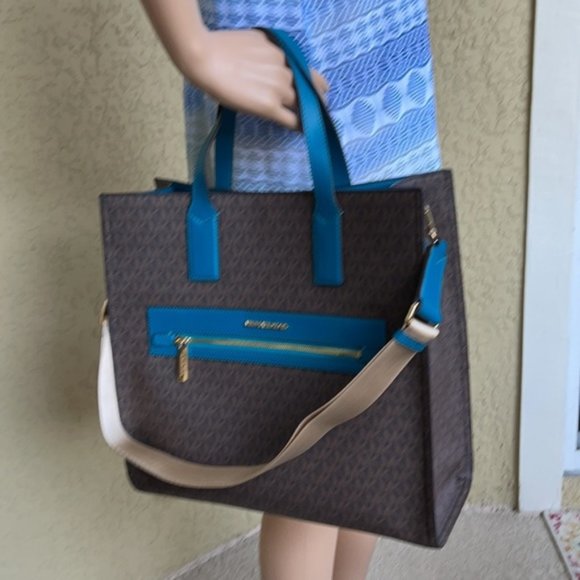 Michael Kors Kenly Large Tote - Picture 13 of 16